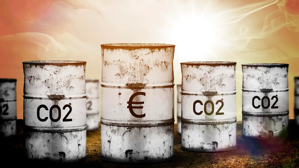  FOTOMONTAGE, Tonnen mit Aufschrift CO2 und Eurozeichen, Symbolfoto Klimawende und CO2-Bepreisung  PHOTOMONTAGE, tons with inscription CO2 and Euro sign, symbol photo climate change and CO2 pricing