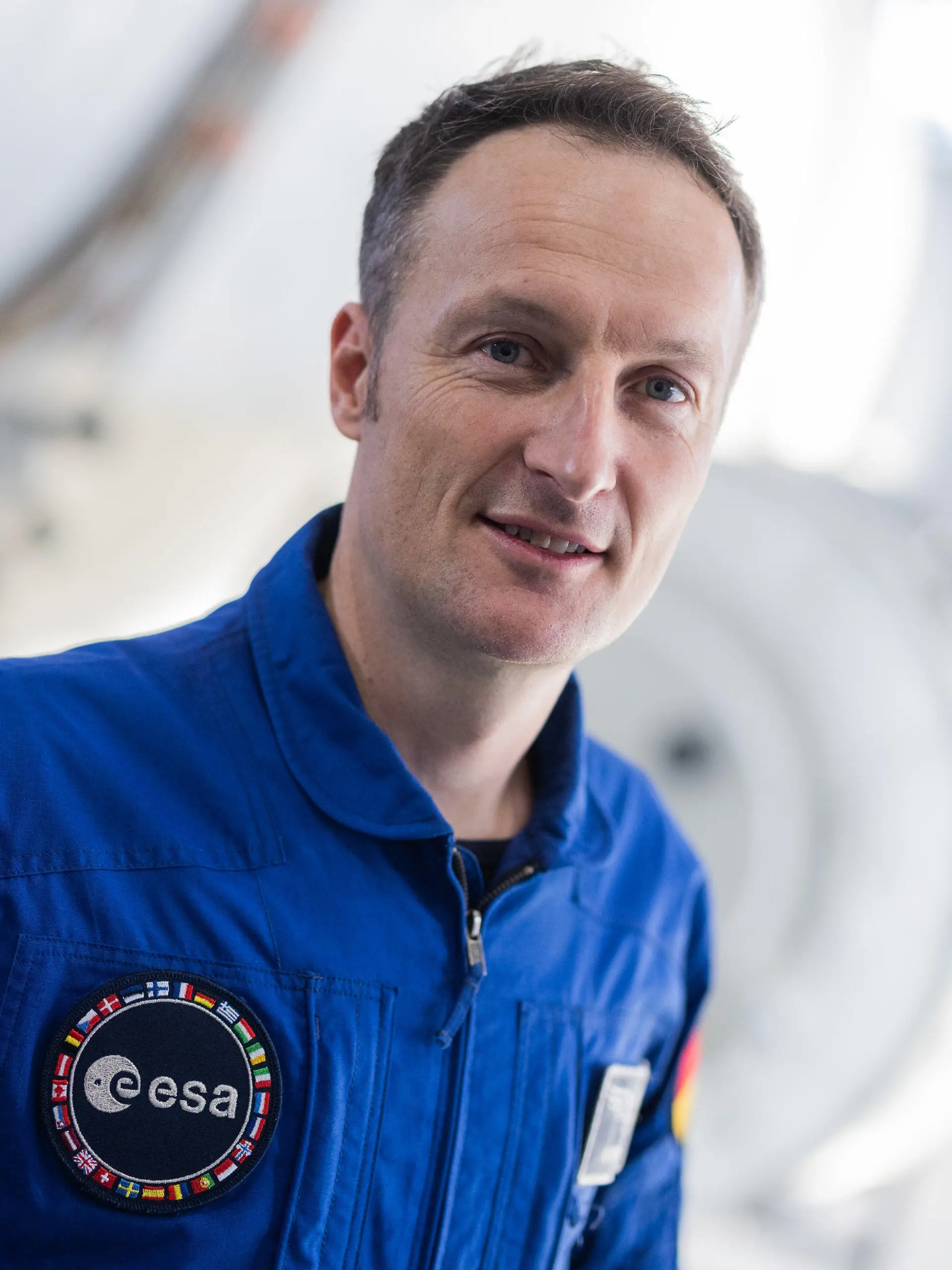 09.09.2021, Nordrhein-Westfalen, Köln: Matthias Maurer, deutscher Astronaut, steht vor einer Pressekonferenz im Europäischen Astronautenzentrum (EAC) der ESA vor seinem Start der Mission "cosmic kiss" zur Internationalen Raumstation ISS in der Trainingshalle. Der gebürtige Saarländer wird der erste deutsche Astronaut sein, der an Bord einer SpaceX-Raumkapsel des kommerziellen Nasa-Crew-Programms zur ISS fliegt. Foto: Rolf Vennenbernd/dpa +++ dpa-Bildfunk +++