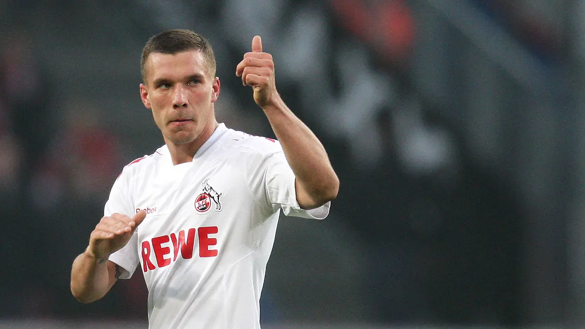 ARCHIV - Kölns Lukas Podolski verlässt nach seiner Roten Karte im Spiel gegen Hertha BSC am 10.03.2012 in Köln mit geballter Faust das Feld. Die Unruhe beim 1. FC Köln findet kein Ende. Diesmal mittendrin: Lukas Podolski. Der Nationalspieler wurde für seine öffentliche Einmischung in die am Montag (23.04.2012) bevorstehende Präsidiumsneuwahl kräftig zurückgepfiffen. Foto: Rolf Vennenbernd dpa/lnw (zu dpa-Korr.: "Nachträglicher «Maulkorb» für Podolski - Aussagen «voreilig»" vom 19.04.2012 )  +++(c) dpa - Bildfunk+++