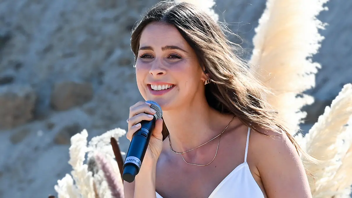 ARCHIV - 18.06.2021, Brandenburg, Zossen: Die Sängerin Lena Meyer-Landrut gibt beim Launch ihres Modelabels "a lot less" beim Fashion-Onlinehändler About You ein Live-Konzert, bei dem auch eine Fashion Show auf dem Gelände einer Kiesgrube bei Zossen gezeigt wird. (zu dpa "Mit Lena und Leni - Berliner Modewoche erstmals im September") Foto: Jens Kalaene/dpa-Zentralbild/dpa +++ dpa-Bildfunk +++