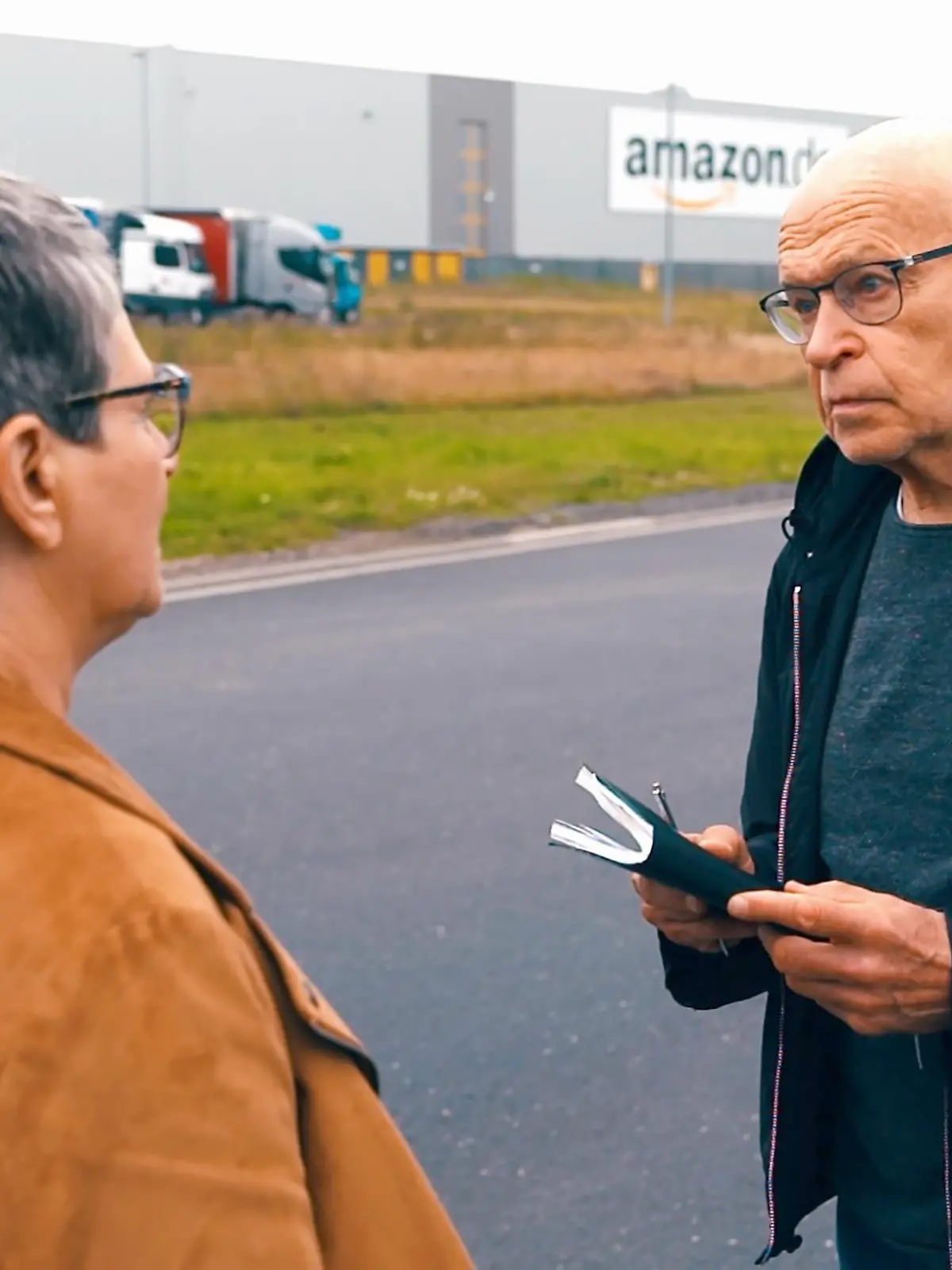 Günter Wallraff und Petra Kusenberg von der Gewerkschaft Verdi sprechen über die katastrophalen Arbeitsbedingungen in den Amazon-Werken. 

+++ Die Verwendung des sendungsbezogenen Materials ist nur mit dem Hinweis und Verlinkung auf TVNOW gestattet. +++