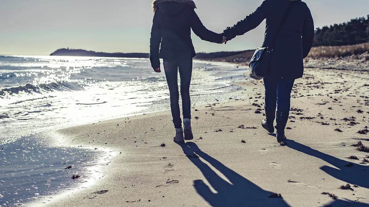 Mutter und Tochter spazieren am Strand *** Mother and daughter walking on the beach