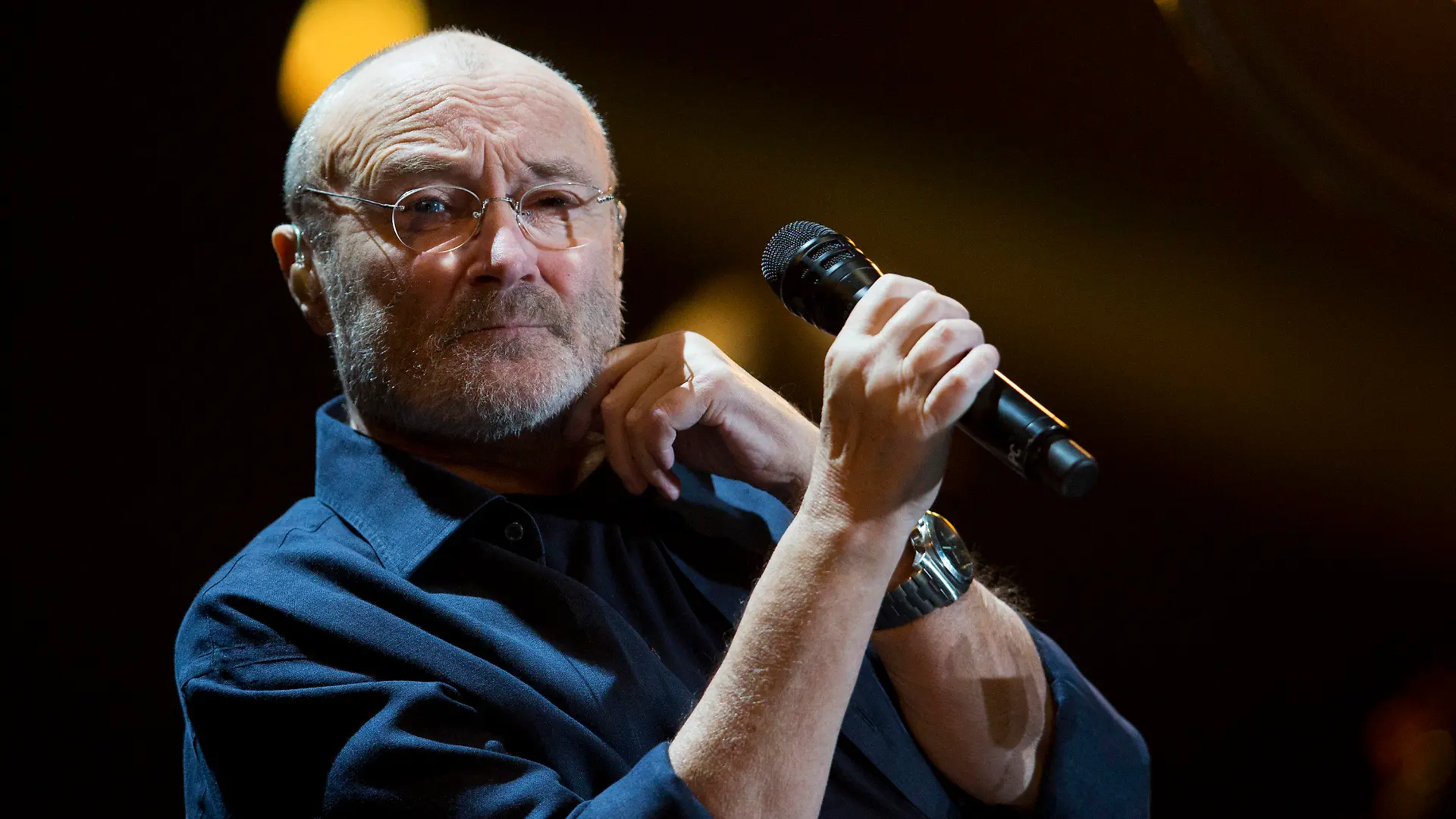 ARCHIV - 09.03.2018, Mexiko, Mexico Stadt: Sänger Phil Collins tritt im Palacio de los Deportes auf und beginnt damit eine Tour durch Lateinamerika. Der Sänger feiert am 30.01.2021 seinen 70. Geburtstag. (zu dpa-Porträt "Phil Collins mit 70: Neue Tournee mit Genesis, alter Krach mit der Ex") Foto: Rebecca Blackwell/AP/dpa +++ dpa-Bildfunk +++