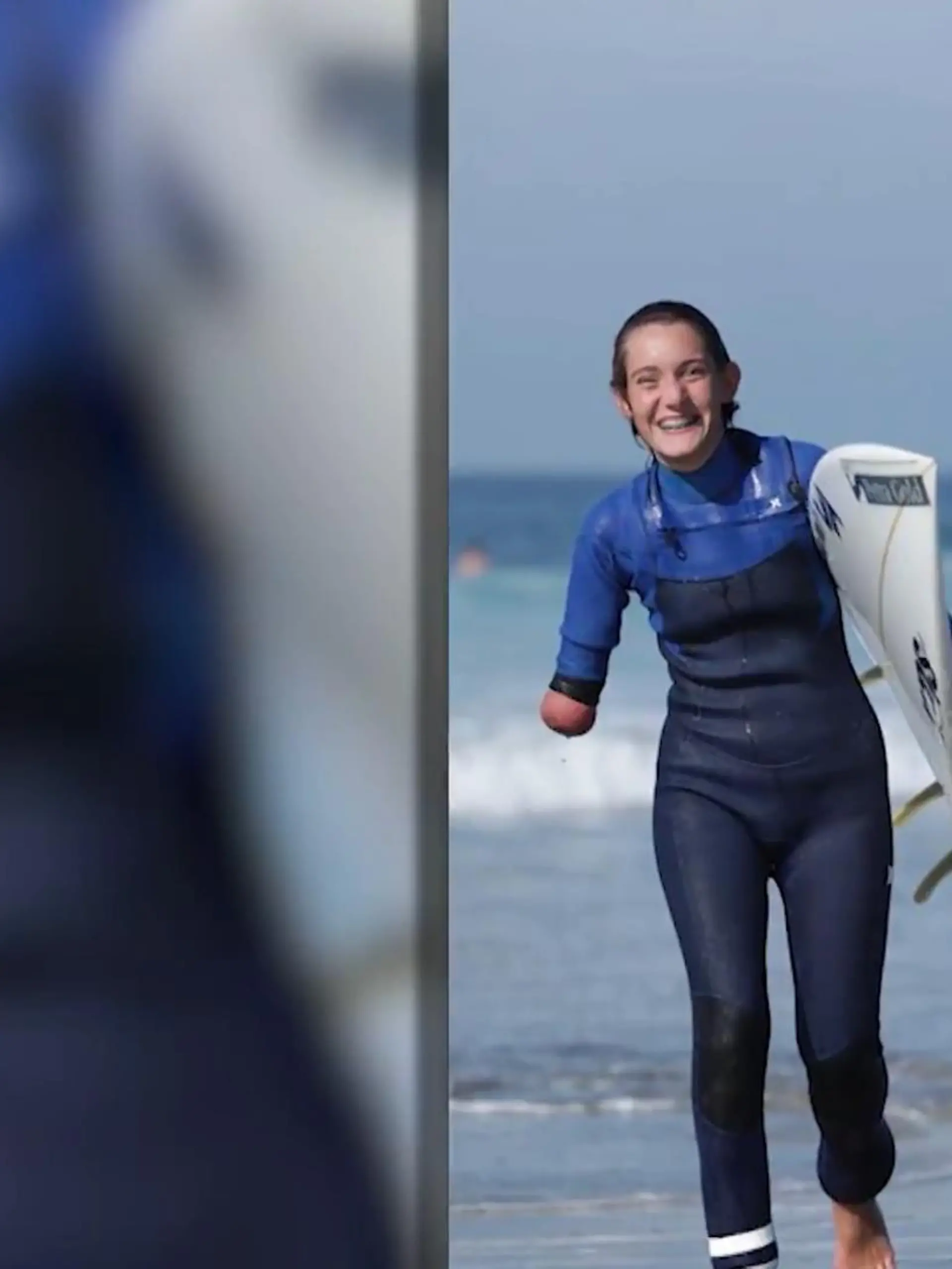 Wasser und Wellen – hier fühlt sich Surferin Caroline Almeida in ihrem Element. Kontrolliert reitet sie die Wellen – da fällt fast nicht auf, dass sie im Gegensatz zu ihren Surf-Kollegen ein Handicap hat. Die Brasilianerin ist als Frühchen mit fünf Monaten zur Welt gekommen. Bei einer der vielen Operationen muss ihr ein Arm amputiert werden. Die damalige Lebenserwartung: eine Woche. 14 Jahre später ist Carolina Profi-Surferin. Wie sie das geschafft hat – und wieso sie das brasilianische Paradies jetzt verlassen möchte, erfahren Sie im Video.