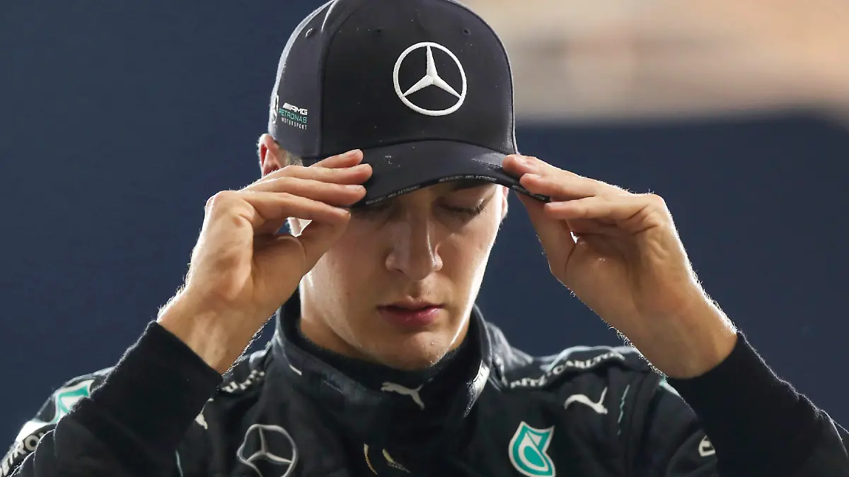 ARCHIV - 05.12.2020, Bahrain, Sakhir: Motorsport: Formel-1-Weltmeisterschaft, Grand Prix von Sakhir, Qualifyingsession: George Russell aus Großbritannien von Team Mercedes richtet sein Basecap nachdem er im Qualifying die zweitbeste Zeit fuhr. Der Brite wird wie erwartet in der kommenden Formel-1-Saison neuer Teamkollege von Rekordweltmeister Lewis Hamilton bei Mercedes. Der 23-Jährige habe einen langfristigen Vertrag unterschrieben, teilte der Silberpfeil-Rennstall am Dienstag mit. Foto: Tolga Bozoglu/Pool EPA/AP/dpa +++ dpa-Bildfunk +++