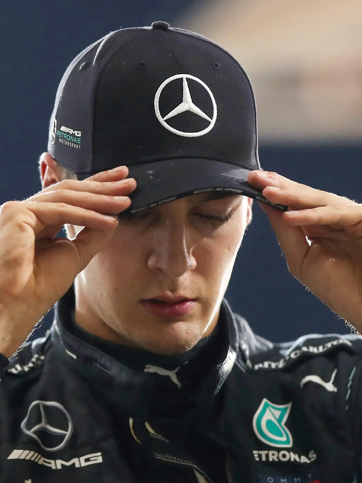 ARCHIV - 05.12.2020, Bahrain, Sakhir: Motorsport: Formel-1-Weltmeisterschaft, Grand Prix von Sakhir, Qualifyingsession: George Russell aus Großbritannien von Team Mercedes richtet sein Basecap nachdem er im Qualifying die zweitbeste Zeit fuhr. Der Brite wird wie erwartet in der kommenden Formel-1-Saison neuer Teamkollege von Rekordweltmeister Lewis Hamilton bei Mercedes. Der 23-Jährige habe einen langfristigen Vertrag unterschrieben, teilte der Silberpfeil-Rennstall am Dienstag mit. Foto: Tolga Bozoglu/Pool EPA/AP/dpa +++ dpa-Bildfunk +++