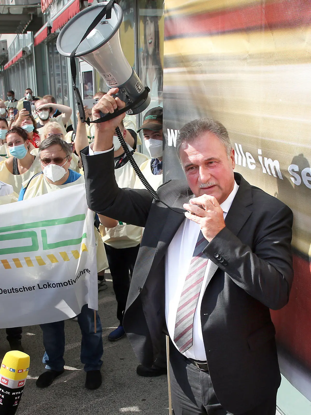 ARCHIV - 11.08.2021, Berlin: Claus Weselsky (r), Bundesvorsitzender der Lokführergewerkschaft GDL, gibt am Ostbahnhof ein Statement ab und spricht zu streikenden Lokführern. Die GDL hatte ihre Mitglieder zum Streik bei der Deutschen Bahn aufgerufen. (Zu dpa "GDL setzt Bahn Frist und droht mit weiterem Streik") Foto: Wolfgang Kumm/dpa +++ dpa-Bildfunk +++