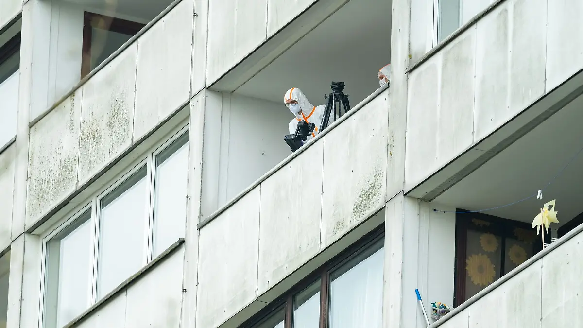 Ein junger Mann stirbt nach dem Sturz aus dem achten Stock eines Hochhauses im Hamburg Süden.