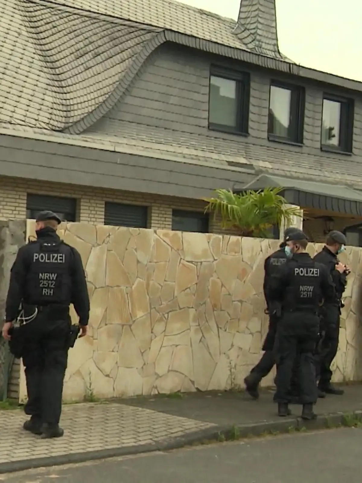 Bild zu: "Clan wohnt wieder in Villa"