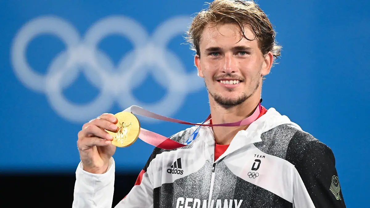 ARCHIV - 01.08.2021, Japan, Tokio: Tennis: Olympia, Einzel, Herren, Finale, Zverev (Deutschland) - Chatschanow (Russisches Olympisches Komitee) im Ariake Tennis Park. Alexander Zverev feiert mit seiner Goldmedaille. Der Tennis-Olympiasieger hat sich für eine Reform der Sportförderung in Deutschland ausgesprochen (zu dpa: «Zverev fordert besseres Unterstützungssystem im deutschen Sport») Foto: Marijan Murat/dpa +++ dpa-Bildfunk +++