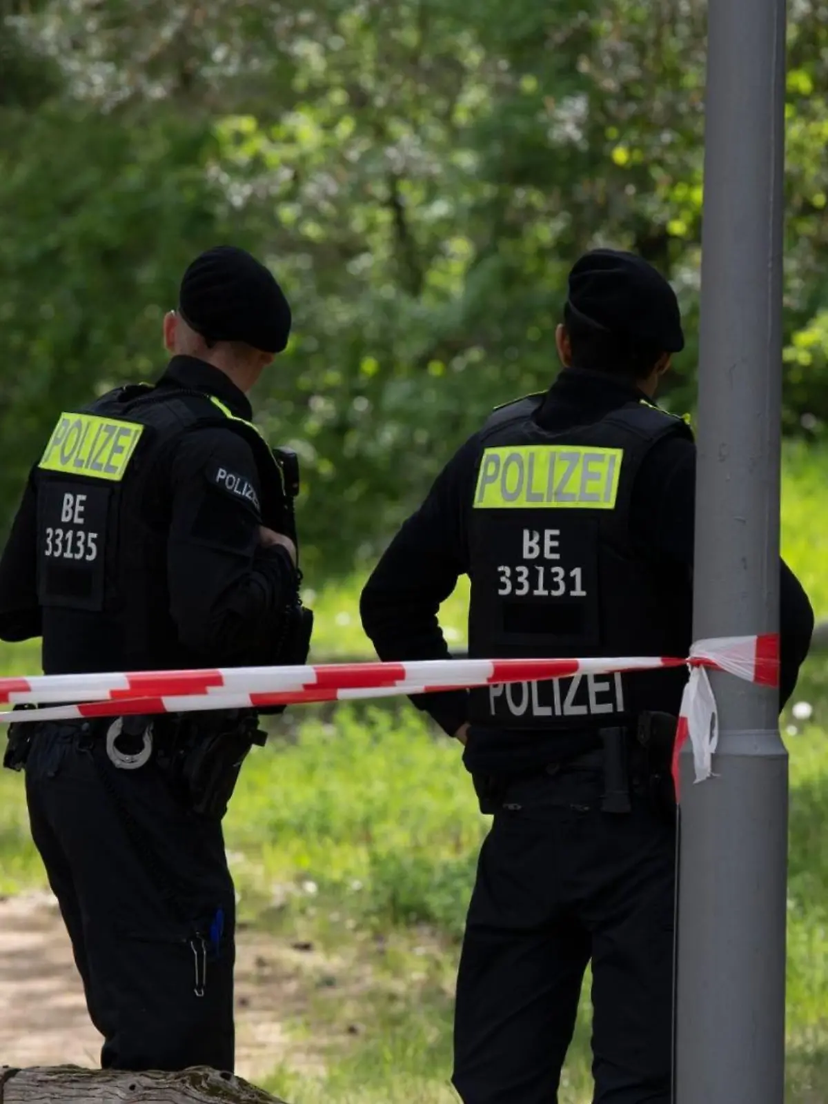 Polizisten suchen am Tatort nahe des ehemaligen Krankenhauses Hohengatow nach Beweismitteln.