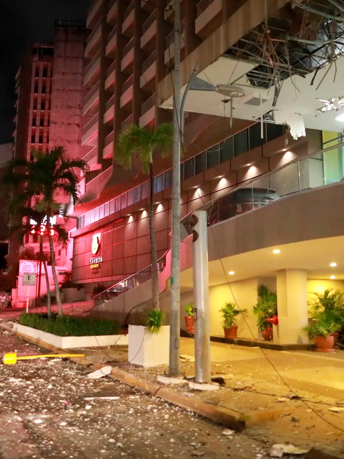 View of the damages to buildings at the hotels area due to the 6.9-magnitude earthquake that originated in the port of Acapulco, Mexico, 07 September 2021. An earthquake of magnitude 6.9 was felt on Tuesday and triggered alarms in the capital, with no casualties or material damage reported so far. EFE / David Guzmn A 6.9 magnitude earthquake is felt in Mexico City ACHTUNG: NUR REDAKTIONELLE NUTZUNG PUBLICATIONxINxGERxSUIxAUTxONLY Copyright: xDavidxGuzmnx MEX883 20210908-df24222f1ec70a2fc028e4e1cf5373d41a7c6c97 