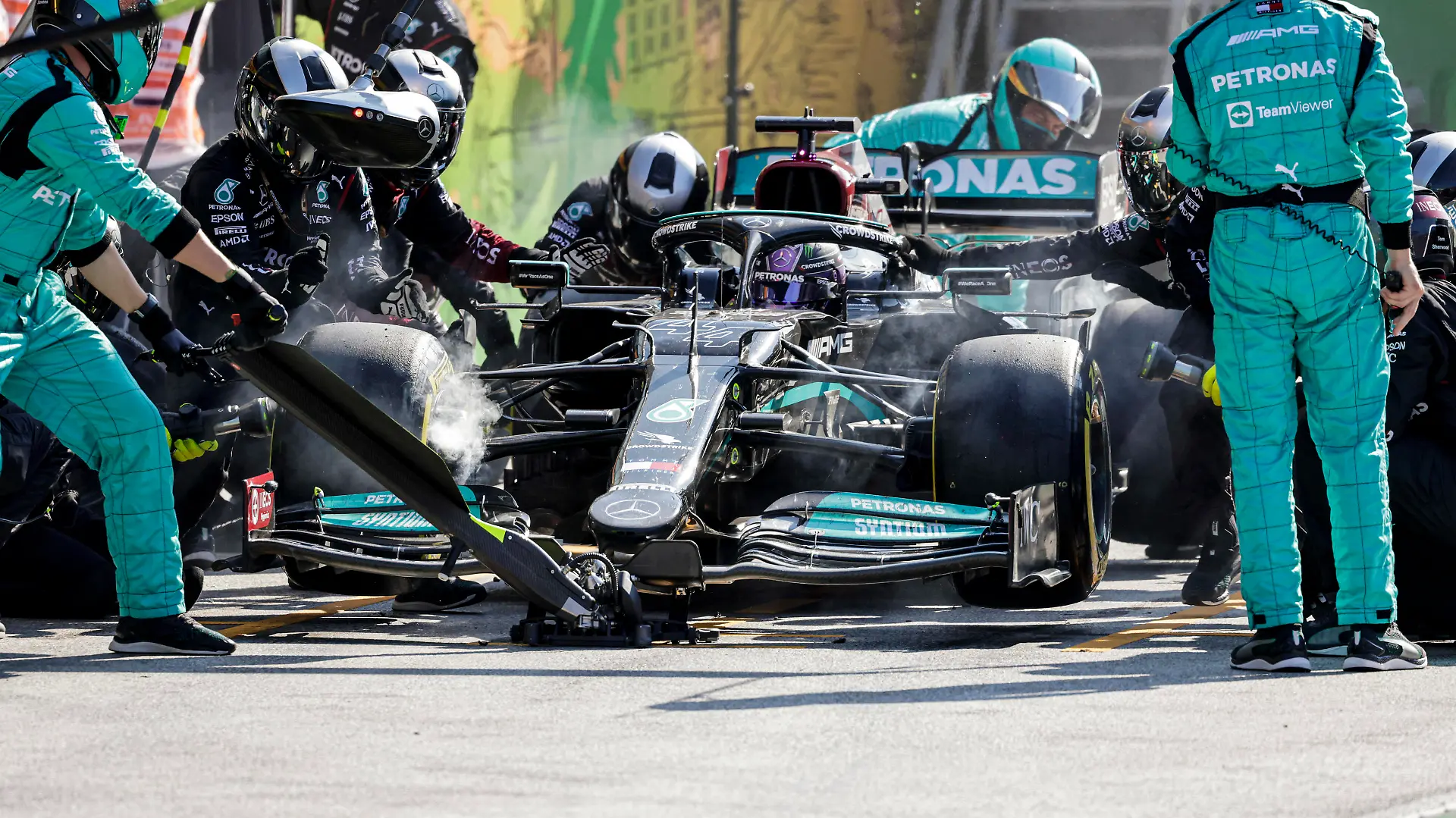 Formula 1 2021: Dutch GP CIRCUIT ZANDVOORT, NETHERLANDS - SEPTEMBER 05: Sir Lewis Hamilton, Mercedes W12, makes a stop during the Dutch GP at Circuit Zandvoort on Sunday September 05, 2021 in North Holland, Netherlands. Photo by Glenn Dunbar / LAT Images Images PUBLICATIONxINxGERxSUIxAUTxHUNxONLY GP2113_125523_J5A8551