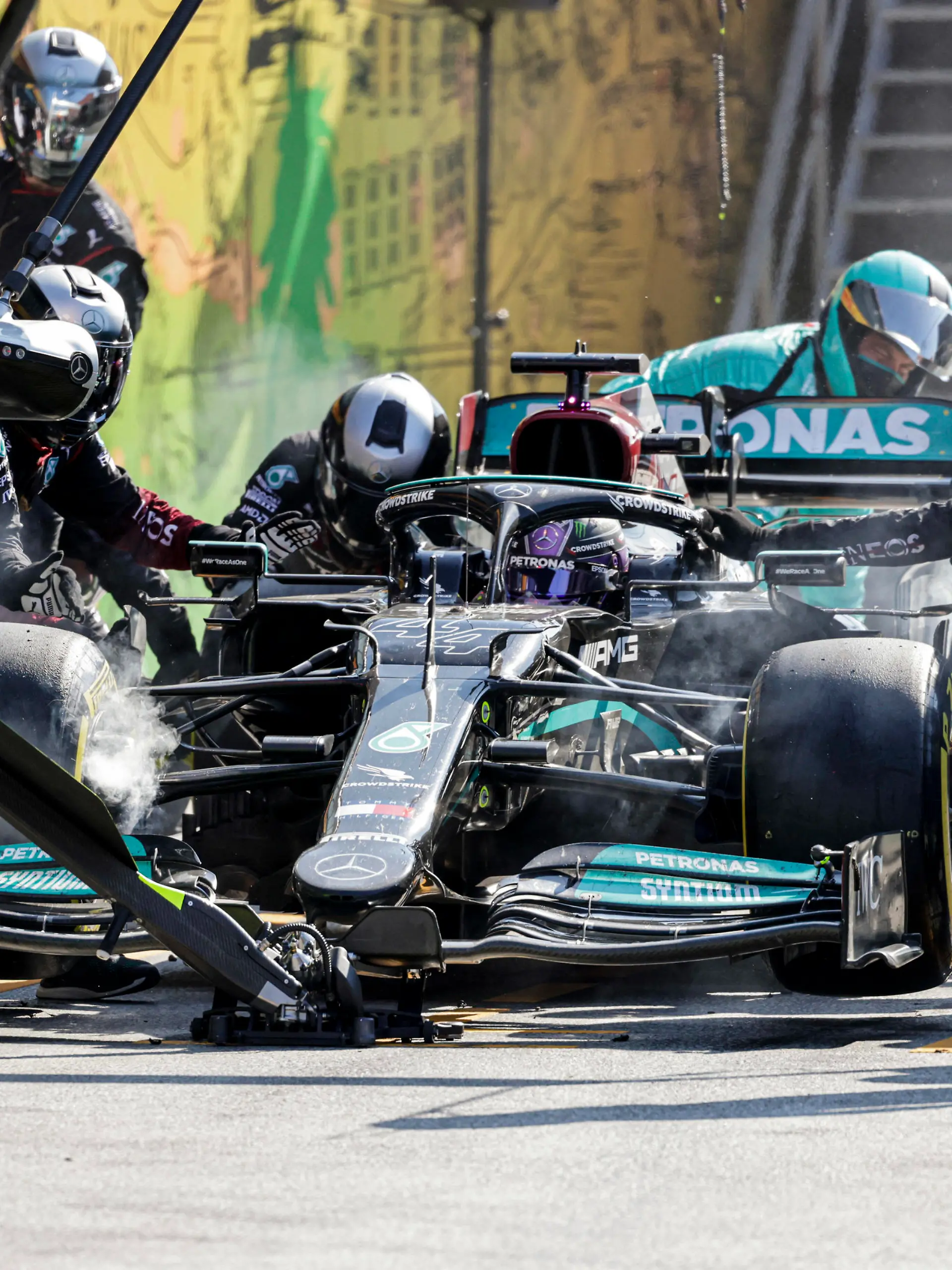  Formula 1 2021: Dutch GP CIRCUIT ZANDVOORT, NETHERLANDS - SEPTEMBER 05: Sir Lewis Hamilton, Mercedes W12, makes a stop during the Dutch GP at Circuit Zandvoort on Sunday September 05, 2021 in North Holland, Netherlands. Photo by Glenn Dunbar / LAT Images Images PUBLICATIONxINxGERxSUIxAUTxHUNxONLY GP2113_125523_J5A8551