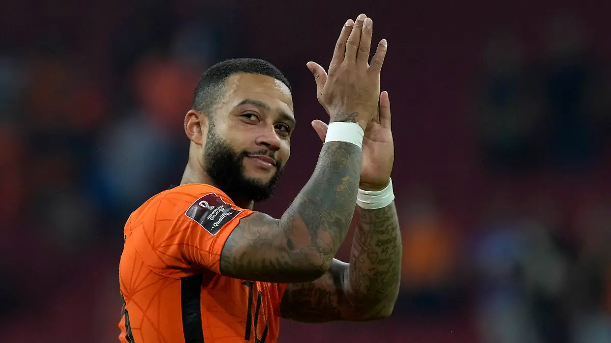 Memphis Depay of the Netherlands applauds to fans after his team won the World Cup 2022 group G qualifying soccer match between the Netherlands and Turkey at the Johan Cruyff Arena in Amsterdam, Netherlands, Tuesday, Sept. 7, 2021. (AP Photo/Peter Dejong)