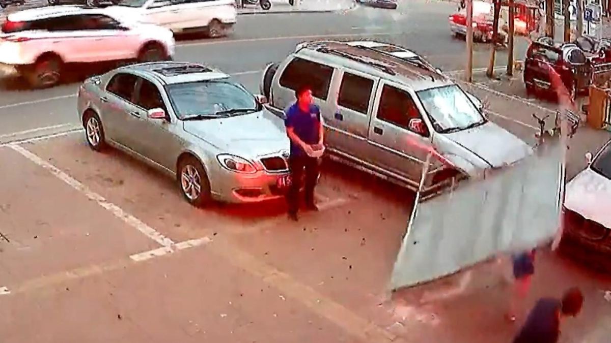 Video-Aufnahmen: Kleines Mädchen fast von Plakatwand erschlagen