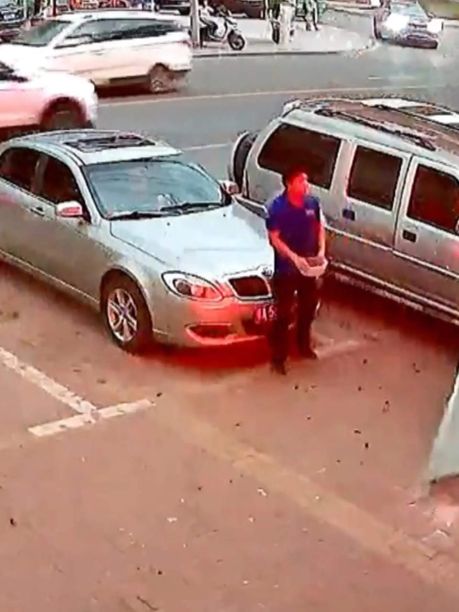 Kleines Mädchen wird in China fast von einer Plakatwand erschlagen.