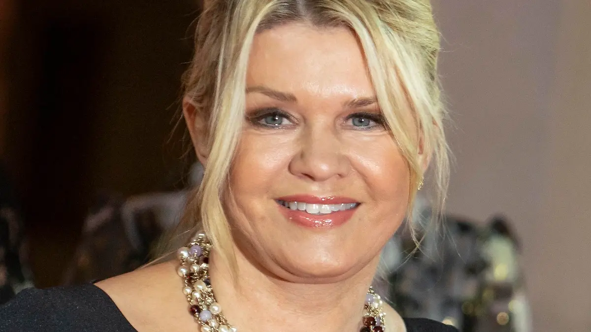 ARCHIV - 09.11.2019, Hessen, Frankfurt/Main: Corinna Schumacher lächelt vor Beginn des Deutschen Sportpresseballs in der Alten Oper. M. Schumachers einmalige Rennfahrer-Karriere steht im Zentrum der neuen Netflix-Doku "Schumacher". Der Film ist auch ein Geschenk seiner Familie an den Sport-Superstar, dessen Schicksal viele Menschen bewegt. Erstmals spricht seine Frau über die Zeit nach dem Skiunfall. (zu dpa "Corinna Schumacher: «Jeder vermisst Michael») Foto: Frank Rumpenhorst/dpa +++ dpa-Bildfunk +++