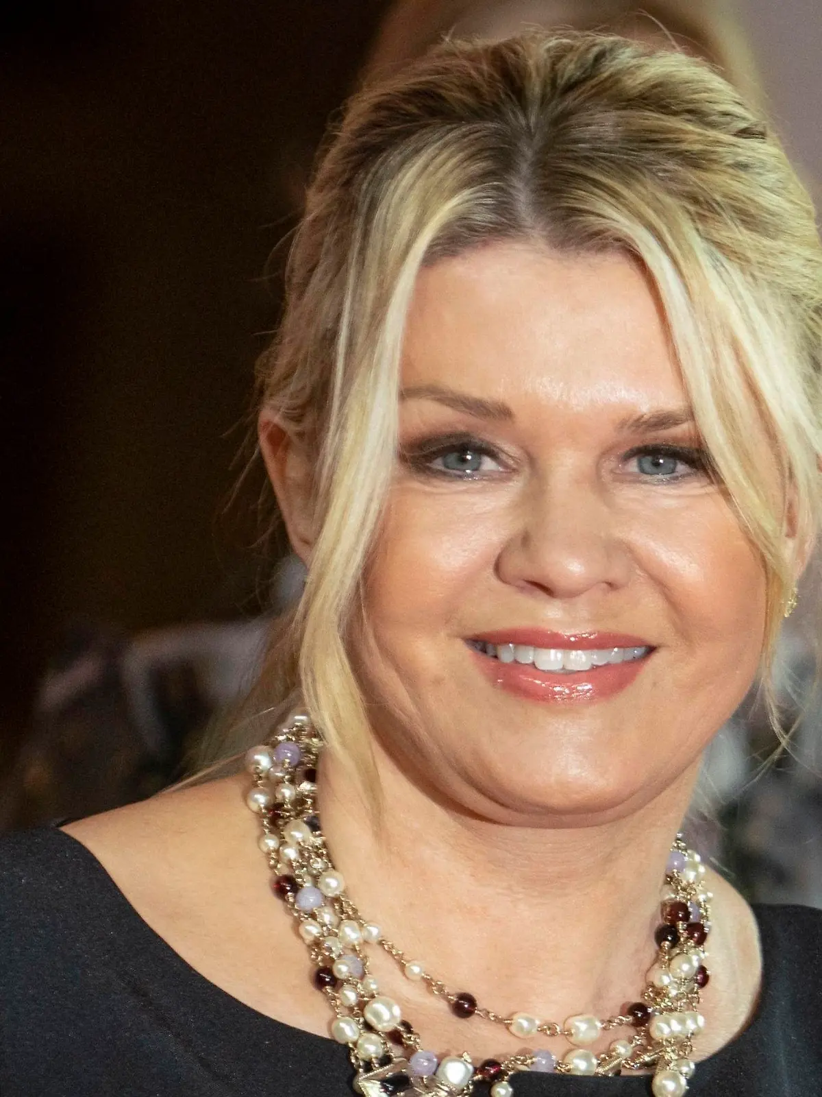 ARCHIV - 09.11.2019, Hessen, Frankfurt/Main: Corinna Schumacher lächelt vor Beginn des Deutschen Sportpresseballs in der Alten Oper. M. Schumachers einmalige Rennfahrer-Karriere steht im Zentrum der neuen Netflix-Doku "Schumacher". Der Film ist auch ein Geschenk seiner Familie an den Sport-Superstar, dessen Schicksal viele Menschen bewegt. Erstmals spricht seine Frau über die Zeit nach dem Skiunfall. (zu dpa "Corinna Schumacher: «Jeder vermisst Michael») Foto: Frank Rumpenhorst/dpa +++ dpa-Bildfunk +++