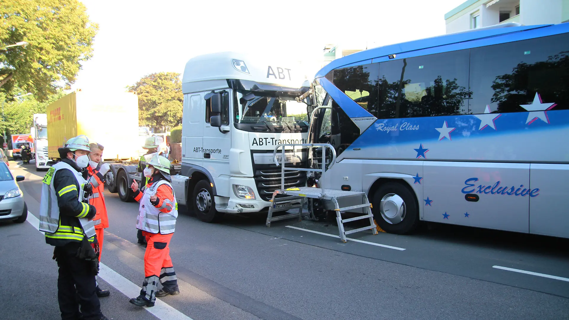 08.09.2021, Nordrhein-Westfalen, Hagen: Ein Lastwagen und ein Bus stehen nach einem Zusammenprall beschädigt auf der Straße. Bei einem schweren Verkehrsunfall sind am Mittwochmorgen mindestens zwölf Menschen verletzt worden. Vier davon mussten mit schweren Verletzungen ins Krankenhaus, acht Menschen seinen leicht verletzt worden, teilte ein Polizeisprecherin mit. (zu dpa "Schwerer Unfall mit Bussen in Hagen - Vier Schwerverletzte") Foto: Kai-Uwe Hagemann/dpa +++ dpa-Bildfunk +++