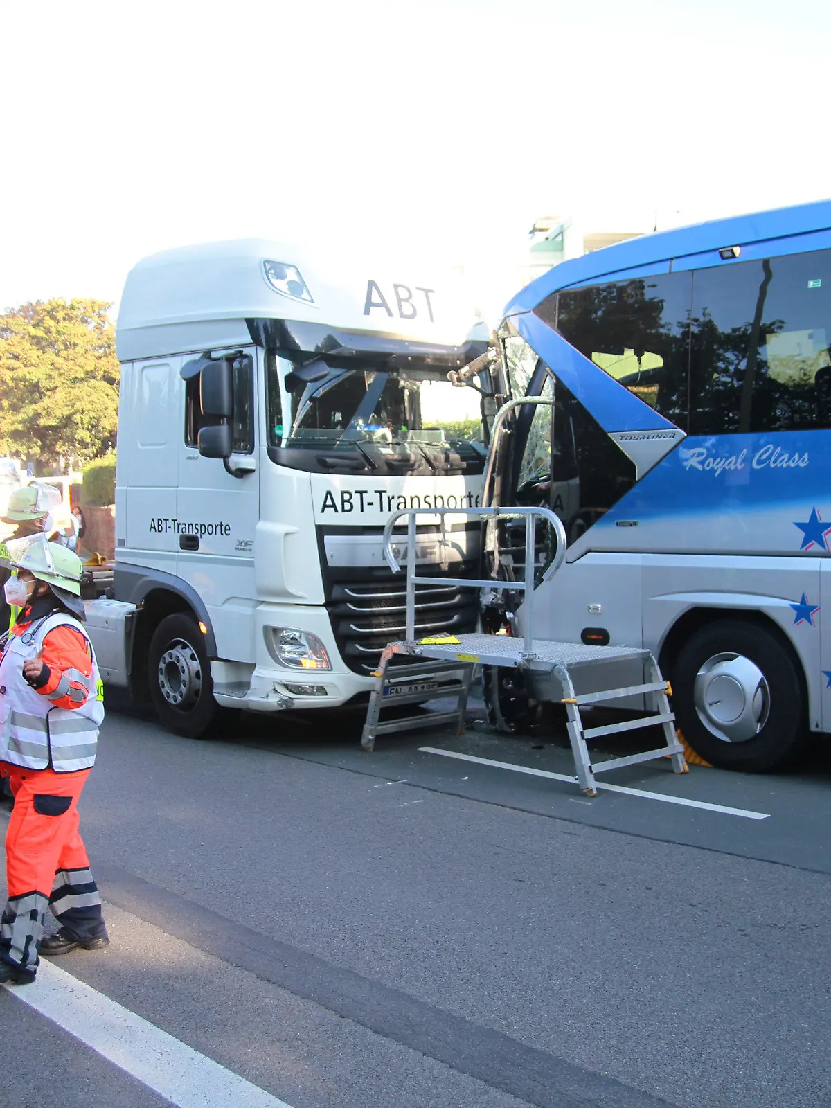 08.09.2021, Nordrhein-Westfalen, Hagen: Ein Lastwagen und ein Bus stehen nach einem Zusammenprall beschädigt auf der Straße. Bei einem schweren Verkehrsunfall sind am Mittwochmorgen mindestens zwölf Menschen verletzt worden. Vier davon mussten mit schweren Verletzungen ins Krankenhaus, acht Menschen seinen leicht verletzt worden, teilte ein Polizeisprecherin mit. (zu dpa "Schwerer Unfall mit Bussen in Hagen - Vier Schwerverletzte") Foto: Kai-Uwe Hagemann/dpa +++ dpa-Bildfunk +++