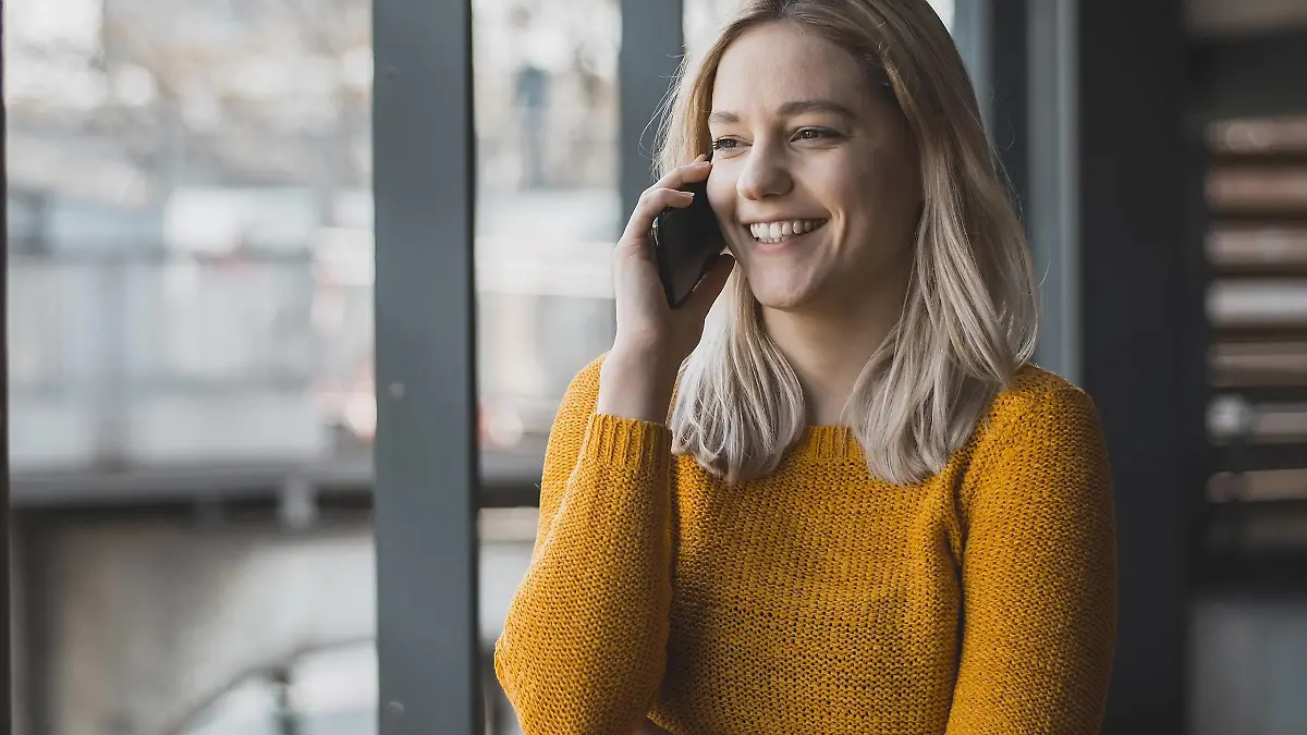 junge Frau telefoniert mit smartphone *** young woman makes phone calls with smartphone