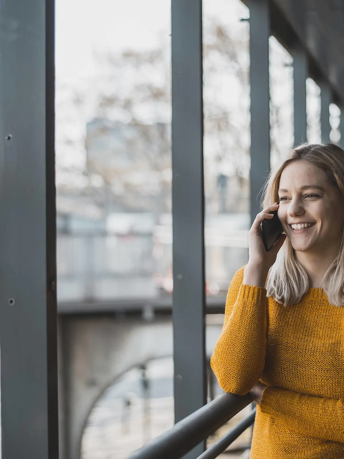 junge Frau telefoniert mit smartphone *** young woman makes phone calls with smartphone  