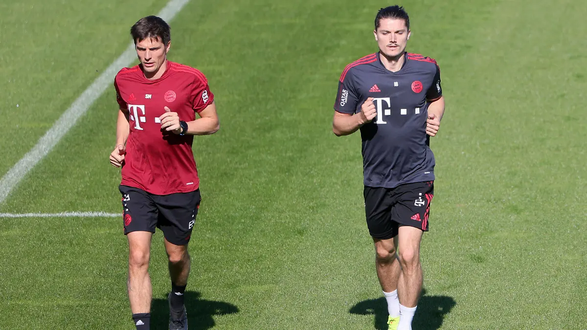 03.09.2021, FC Bayern Training, Saebenerstrasse Muenchen, Fussball, im Bild: Simon Martinello FCB und Marcel Sabitzer FCB *** 03 09 2021, FC Bayern training, Saebenerstrasse Munich, football, sports, in the picture Simon Martinello FCB and Marcel Sabitzer FCB