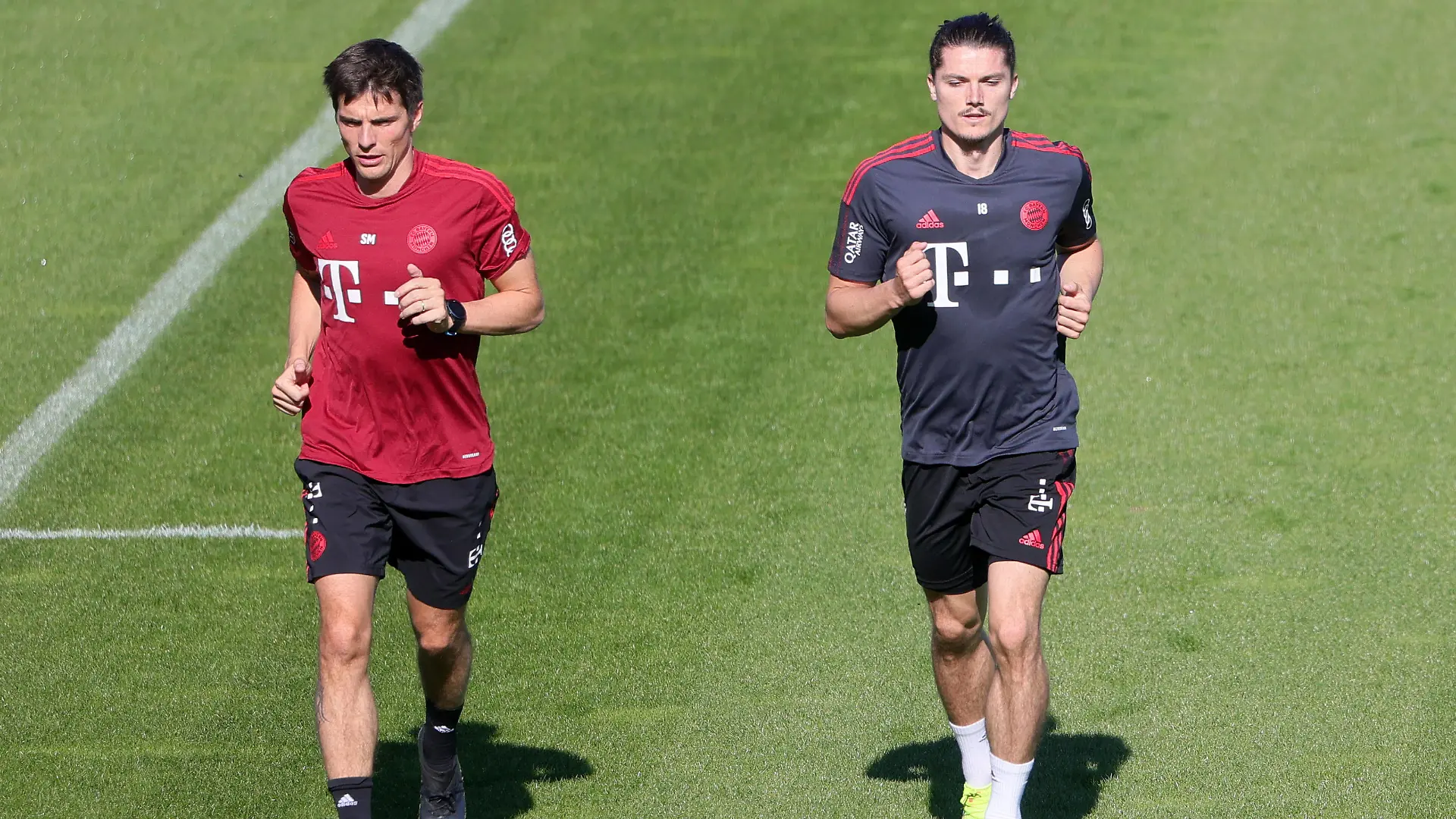 03.09.2021, FC Bayern Training, Saebenerstrasse Muenchen, Fussball, im Bild: Simon Martinello FCB und Marcel Sabitzer FCB *** 03 09 2021, FC Bayern training, Saebenerstrasse Munich, football, sports, in the picture Simon Martinello FCB and Marcel Sabitzer FCB