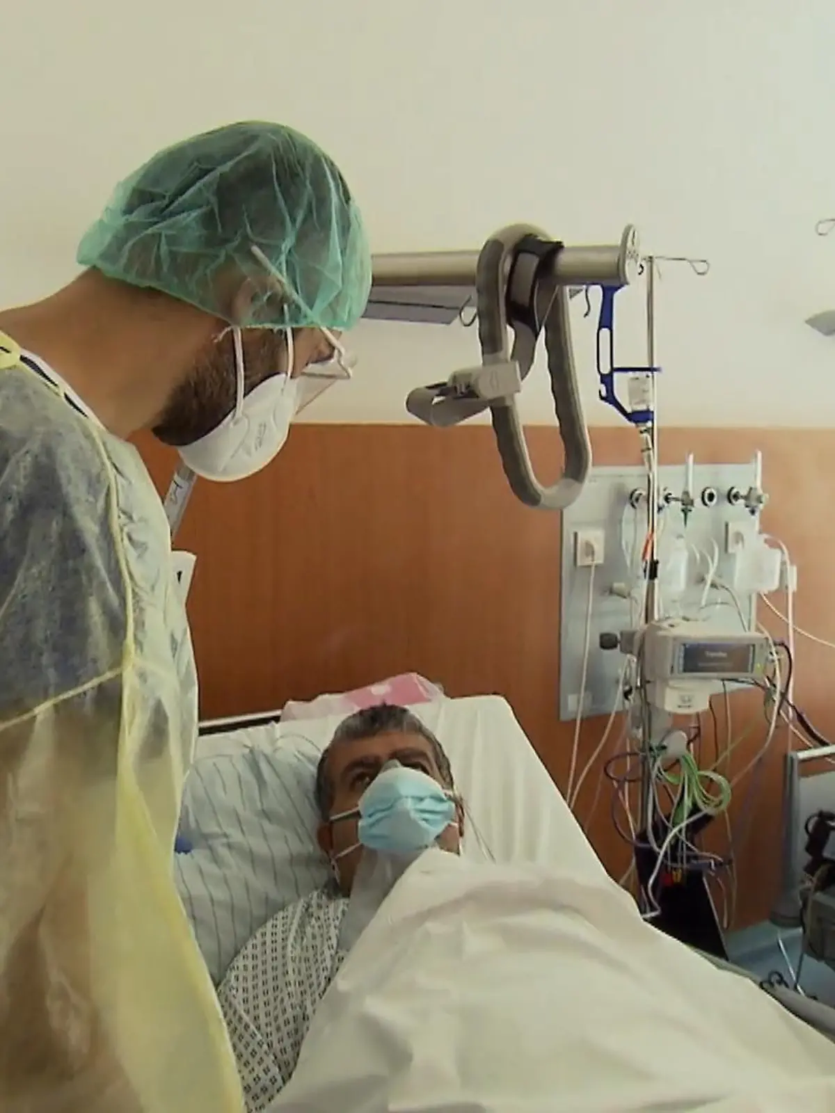 Im Klinikum Darmstadt ist allerhand zu tun. Aus vielen Reiserückkehrern folgen nun einige Covid-Patienten auf der Intensivstation - die meisten ungeimpft. Manche Patienten leiden unter Vorerkrankungen und manch einer sieht trotz schwerem Krankheitsverlauf die Wichtigkeit der Corona-Impfung noch immer nicht. Doch das hat Folgen, schwere Folgen – wie Sie im Video sehen können..