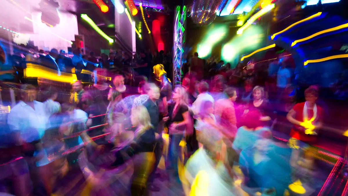 ARCHIV - Partygäste tanzen am 17.04.2010 in der Diskothek Bellevue in Frankfurt (Oder). Das geplante neue Tarifsystem des Musikrechte- Verwerters GEMA bedroht nach Einschätzung von Politikern der Koalition in Schwerin Musikveranstaltungen. Bei Diskothekenbesitzern gebe es bereits einen Aufschrei. Foto: Patrick Pleul dpa/lmv (zu dpa Gespräch «Neue Musikgebühren: Sorge um Veranstaltungen im Land» vom 19.05.2012) +++(c) dpa - Bildfunk+++