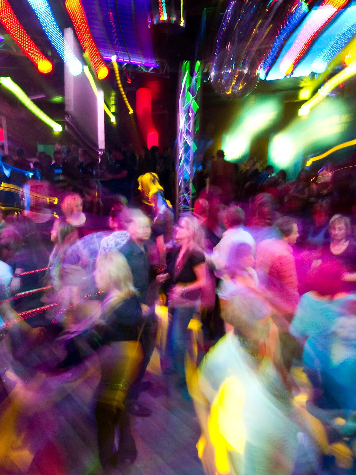 ARCHIV - Partygäste tanzen am 17.04.2010 in der Diskothek Bellevue in Frankfurt (Oder). Das geplante neue Tarifsystem des Musikrechte- Verwerters GEMA bedroht nach Einschätzung von Politikern der Koalition in Schwerin Musikveranstaltungen. Bei Diskothekenbesitzern gebe es bereits einen Aufschrei. Foto: Patrick Pleul   dpa/lmv   (zu dpa Gespräch «Neue Musikgebühren: Sorge um Veranstaltungen im Land» vom 19.05.2012)  +++(c) dpa - Bildfunk+++