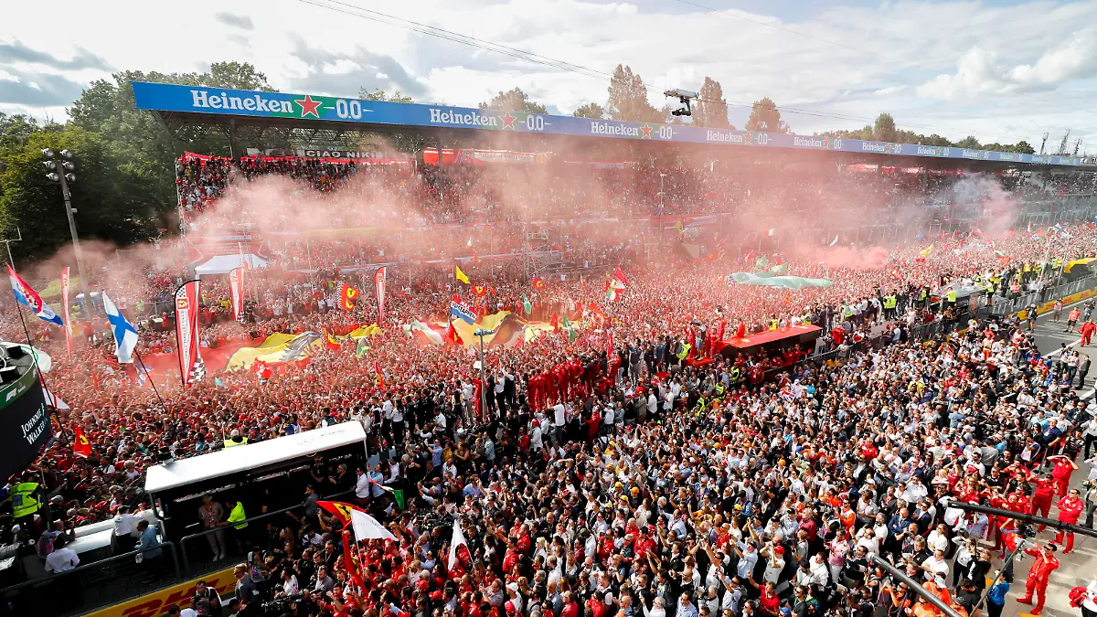 AUTODROMO NAZIONALE MONZA, ITALY - SEPTEMBER 08: Tifosi on the track during the Italian GP at Autodromo Nazionale Monza on September 08, 2019 in Autodromo Nazionale Monza, Italy. (Photo by Steven Tee / LAT Images)