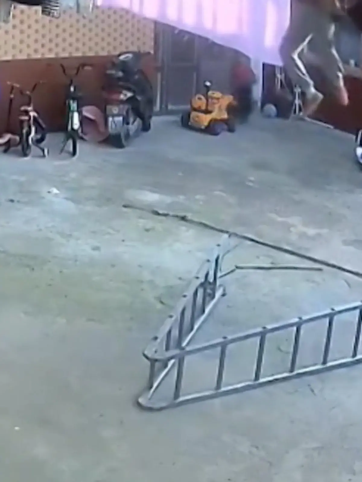 Nur noch schnell die Wäsche aufhängen: Das war der Plan dieser Frau aus China. Doch plötzlich fällt die Leiter, auf der sie gerade noch stand, um und die Frau baumelt hilflos von der Decke. Zum Glück ist ihr Retter nicht weit! Und der ist trotz seines jungen Alters schon ein ganz Großer.