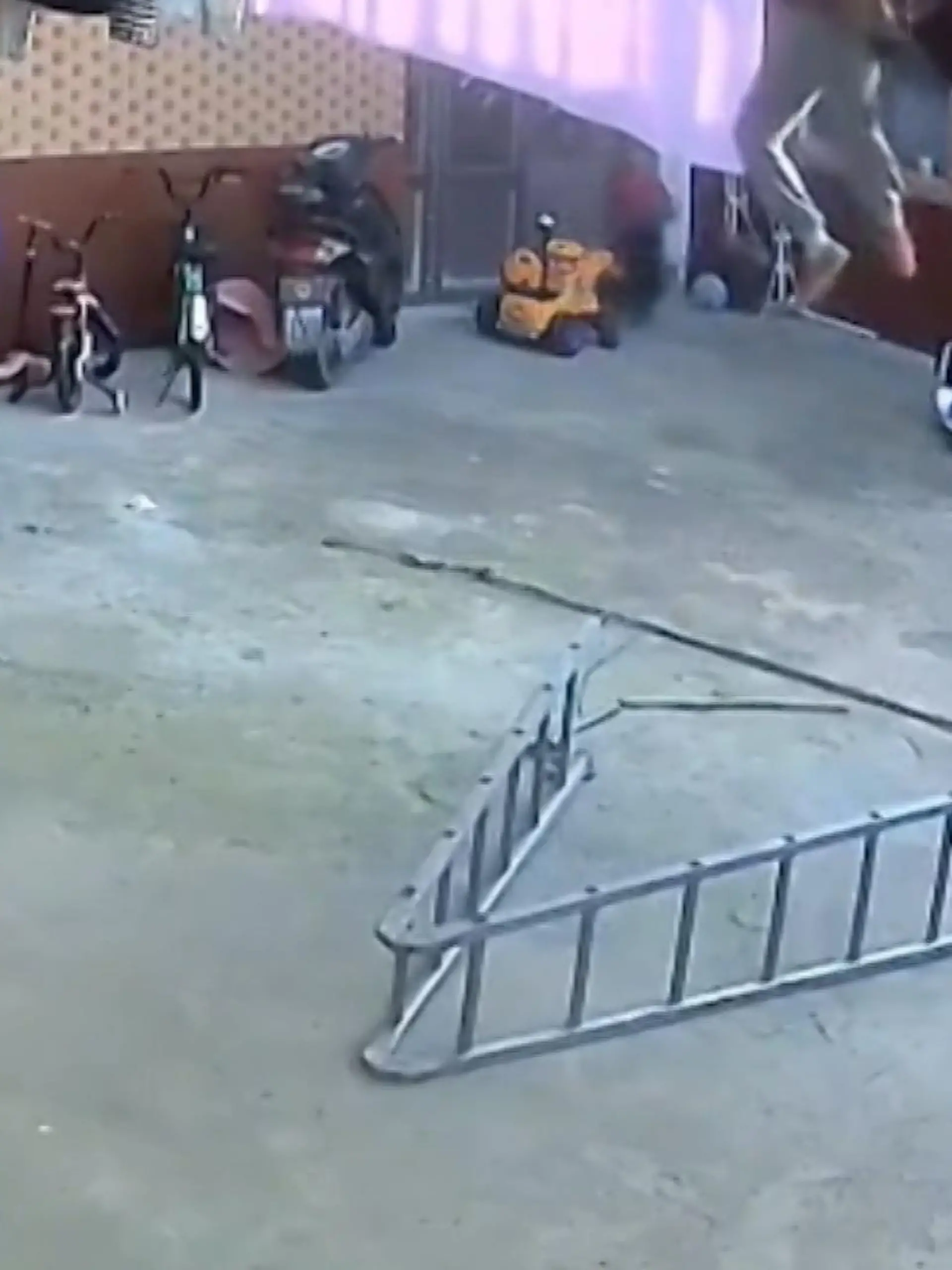 Nur noch schnell die Wäsche aufhängen: Das war der Plan dieser Frau aus China. Doch plötzlich fällt die Leiter, auf der sie gerade noch stand, um und die Frau baumelt hilflos von der Decke. Zum Glück ist ihr Retter nicht weit! Und der ist trotz seines jungen Alters schon ein ganz Großer.