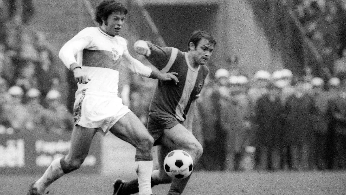 Borussia Mönchengladbach - VfB Stuttgart: Jan Olsson (li., Stuttgart) gegen Herbert Laumen (Mönchengladbach)

Borussia Moenchengladbach VfB Stuttgart Jan Olsson left Stuttgart against Herbert Laumen Moenchengladbach
