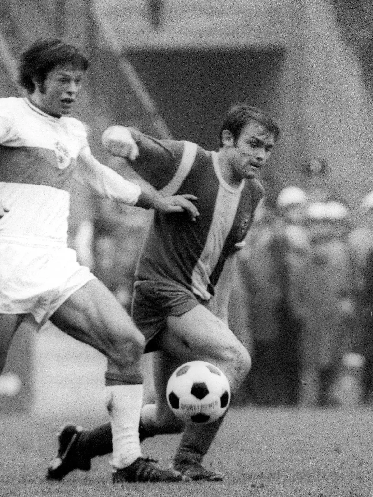 Borussia Mönchengladbach - VfB Stuttgart: Jan Olsson (li., Stuttgart) gegen Herbert Laumen (Mönchengladbach)

Borussia Moenchengladbach VfB Stuttgart Jan Olsson left Stuttgart against Herbert Laumen Moenchengladbach