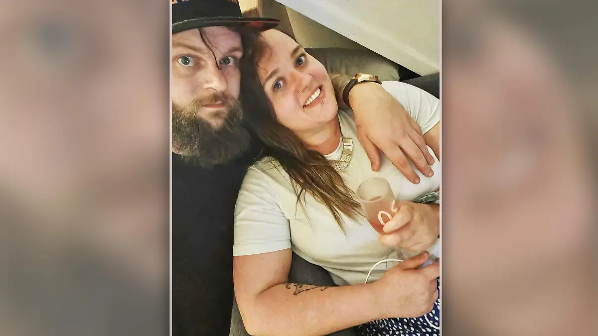 Kim Slater hat eine seltene Krankheit. Ihr Freund Liam unterstützt sie im Alltag.