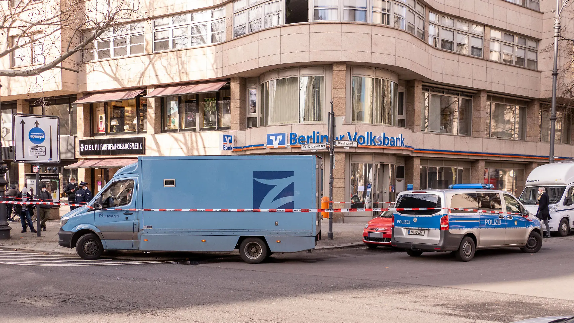 19.02.2021,Berlin,Deutschland,GER,Überfall auf einen Geldtransporter vor einer Volksbank Filiale am Kurfürstendamm Ecke Bleibtreustraße.Die Polizei ist vor Ort und sichert den Tatort. *** 19 02 2021,Berlin,Germany,GER,Robbery of an armored car outside a Volksbank branch on Kurfürstendamm corner Bleibtreustraße Police are on the scene securing the crime scene