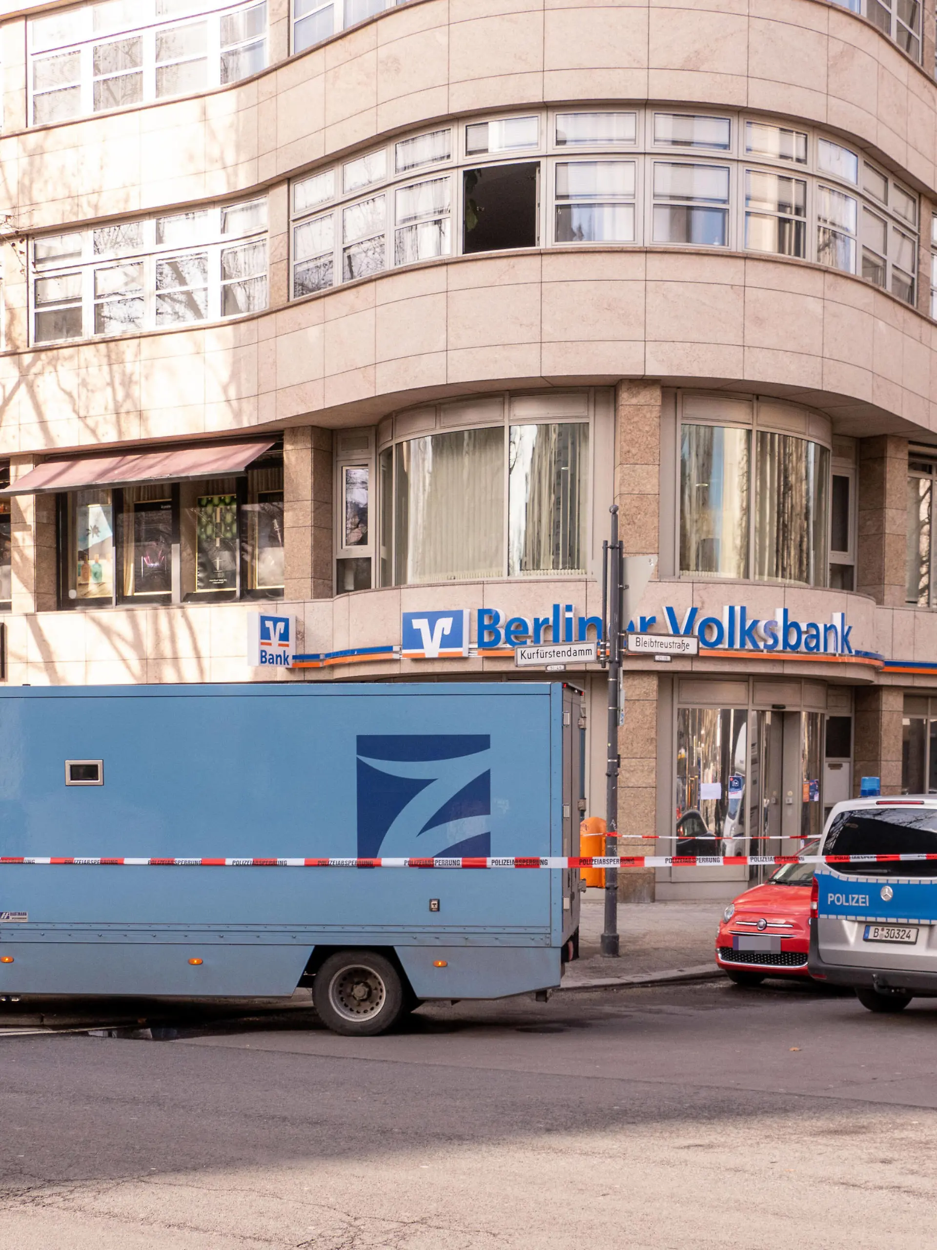 19.02.2021,Berlin,Deutschland,GER,Überfall auf einen Geldtransporter vor einer Volksbank Filiale am Kurfürstendamm Ecke Bleibtreustraße.Die Polizei ist vor Ort und sichert den Tatort. *** 19 02 2021,Berlin,Germany,GER,Robbery of an armored car outside a Volksbank branch on Kurfürstendamm corner Bleibtreustraße Police are on the scene securing the crime scene