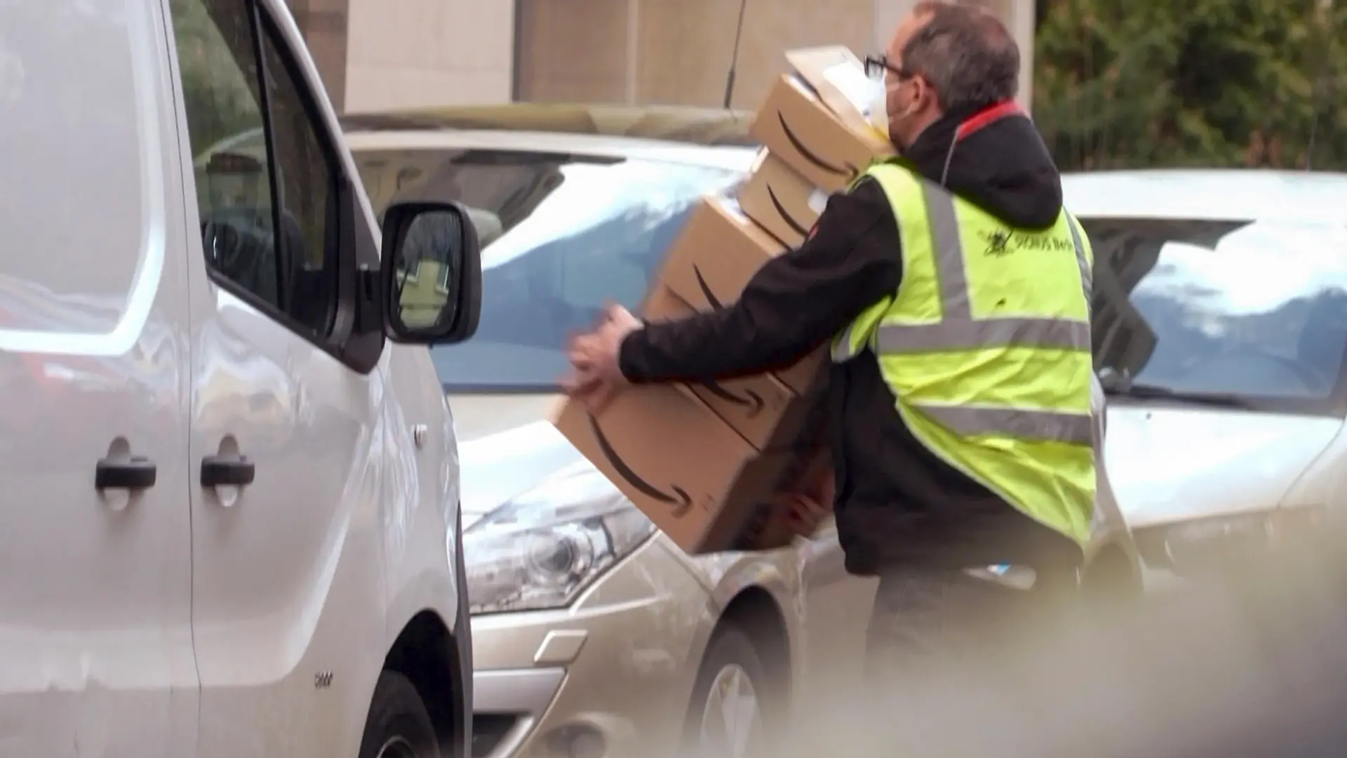So viele Pakte auf einmal wie möglich tragen - der hilfelose Versuch von Undercover-Reporter Alexander Römer, alle Pakete innerhalb seiner Schicht auszuliefern.
+++ Die Verwendung des sendungsbezogenen Materials ist nur mit dem Hinweis und Verlinkung auf TVNOW gestattet. +++