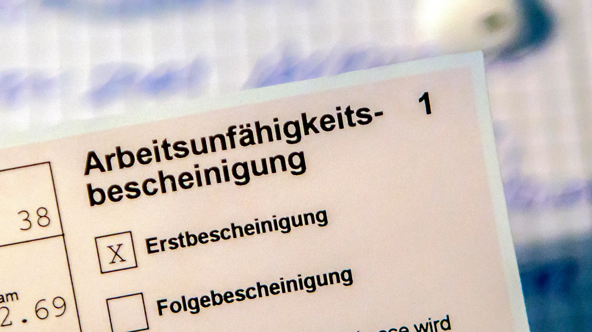 Eine Arbeitsunfähigkeitsbescheinigung liegt auf einem Tisch