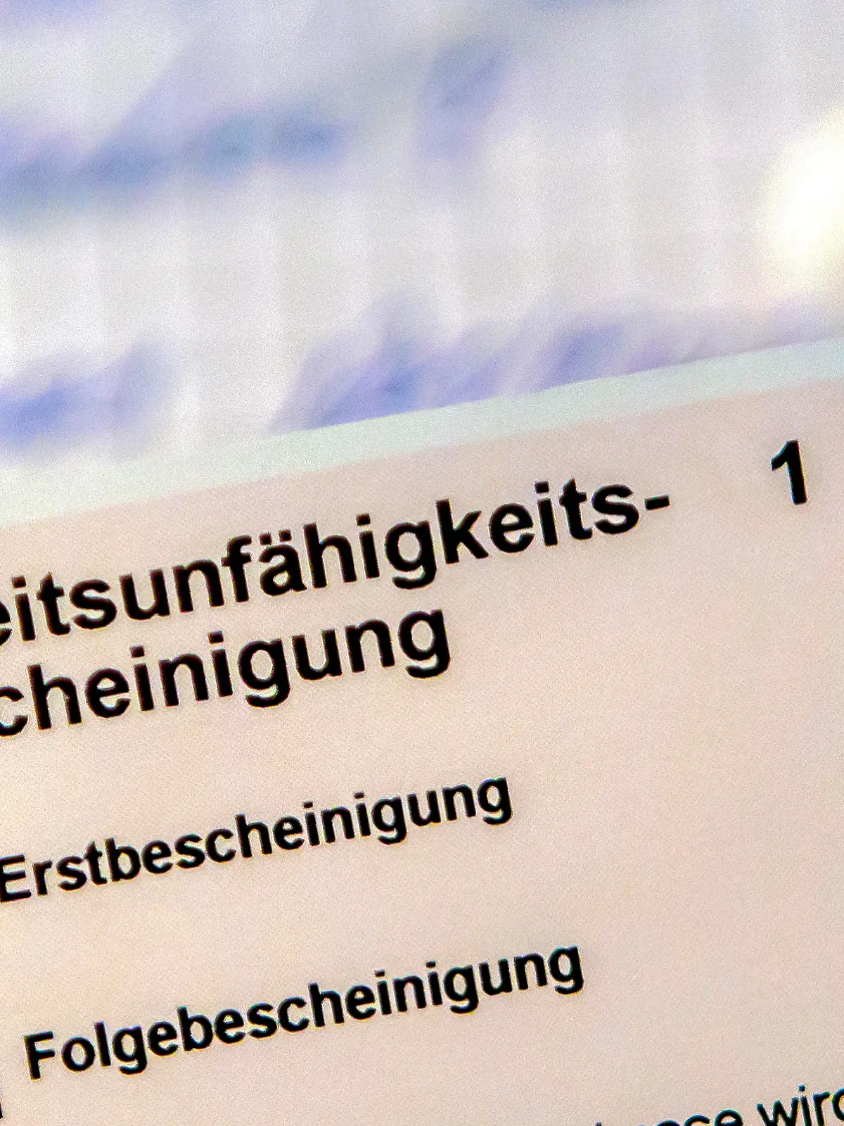 Eine Arbeitsunfähigkeitsbescheinigung liegt auf einem Tisch