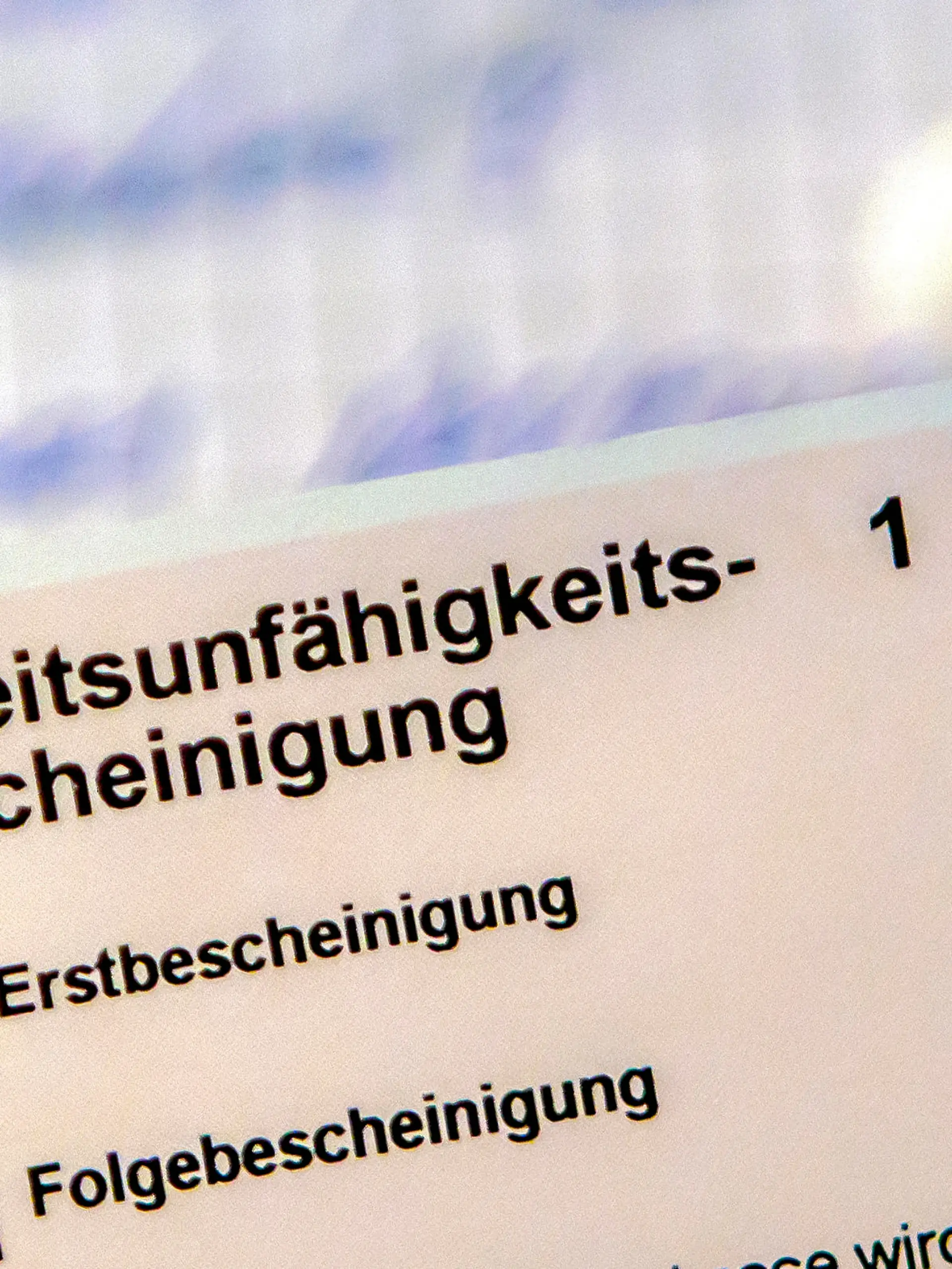 Eine Arbeitsunfähigkeitsbescheinigung liegt auf einem Tisch