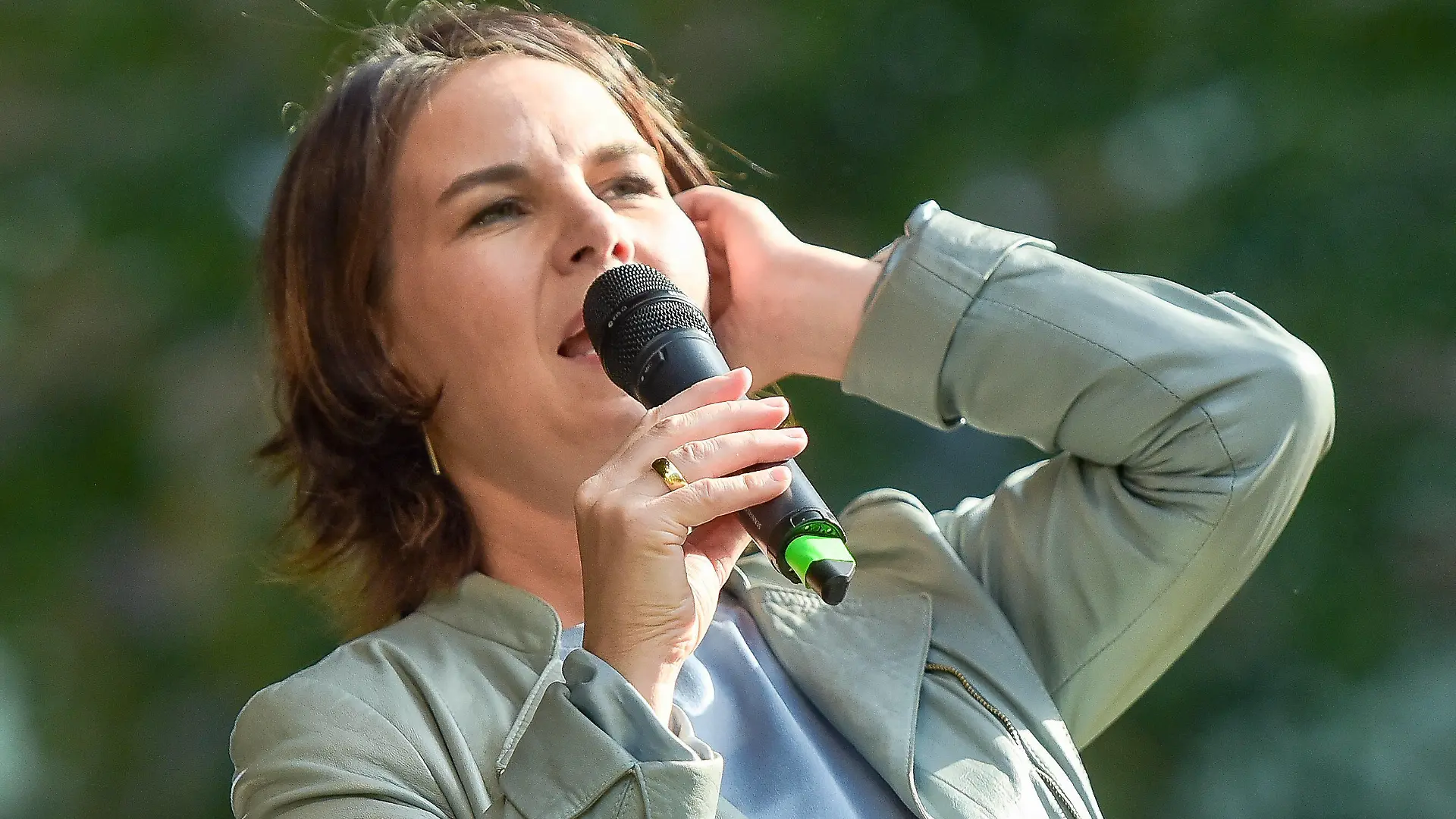  07.09.2021,xlakx,Politik,Wahlkampf Tour Annalena Baerbock in Berlin emspor, Kanzlerkandidatin Annalena Baerbock Bündnis 90/Die Gruenen spricht bei einer Wahlkampfkundgebung auf dem Humannplatz Berlin *** 07 09 2021,xlakx,politics,election campaign tour Annalena Baerbock in Berlin emspor, Chancellor candidate Annalena Baerbock Bündnis 90 Die Gruenen speaks at an election campaign rally at Humannplatz Berlin