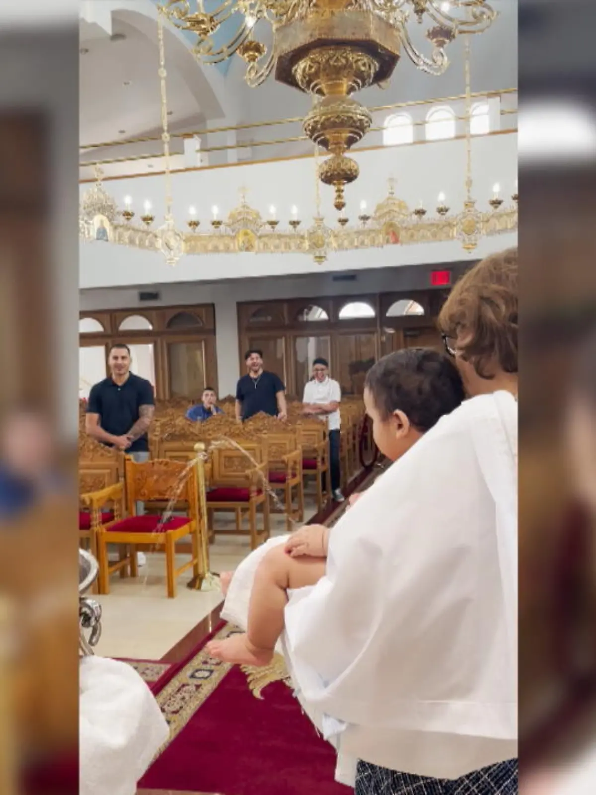 Bild zu: "Bei Taufe: Baby pinkelt Priester an"