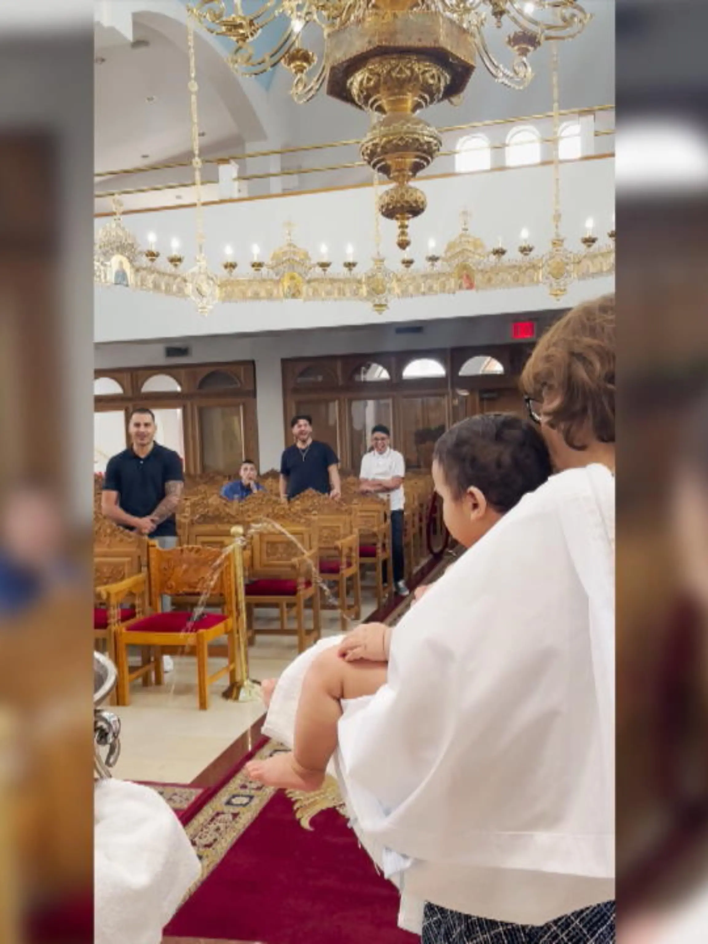 Bild zu: "Bei Taufe: Baby pinkelt Priester an"
