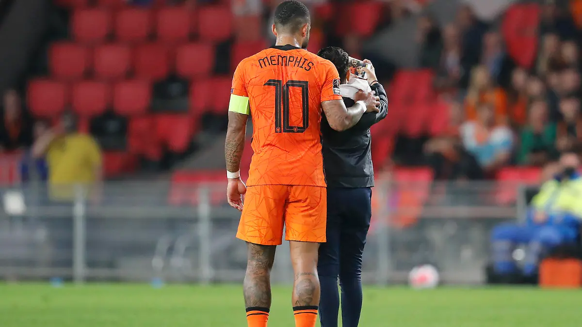 EINDHOVEN, 04-09-2021, Philips Stadium, World Cup Qualifier between The Netherlands and Montenegro, Netherlands player Memphis Depay taking a selfie with a young fan during the match