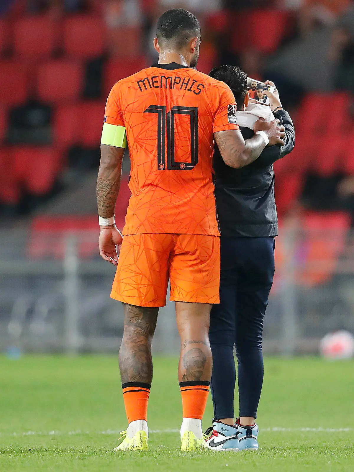 EINDHOVEN, 04-09-2021, Philips Stadium, World Cup Qualifier between The Netherlands and Montenegro, Netherlands player Memphis Depay taking a selfie with a young fan during the match