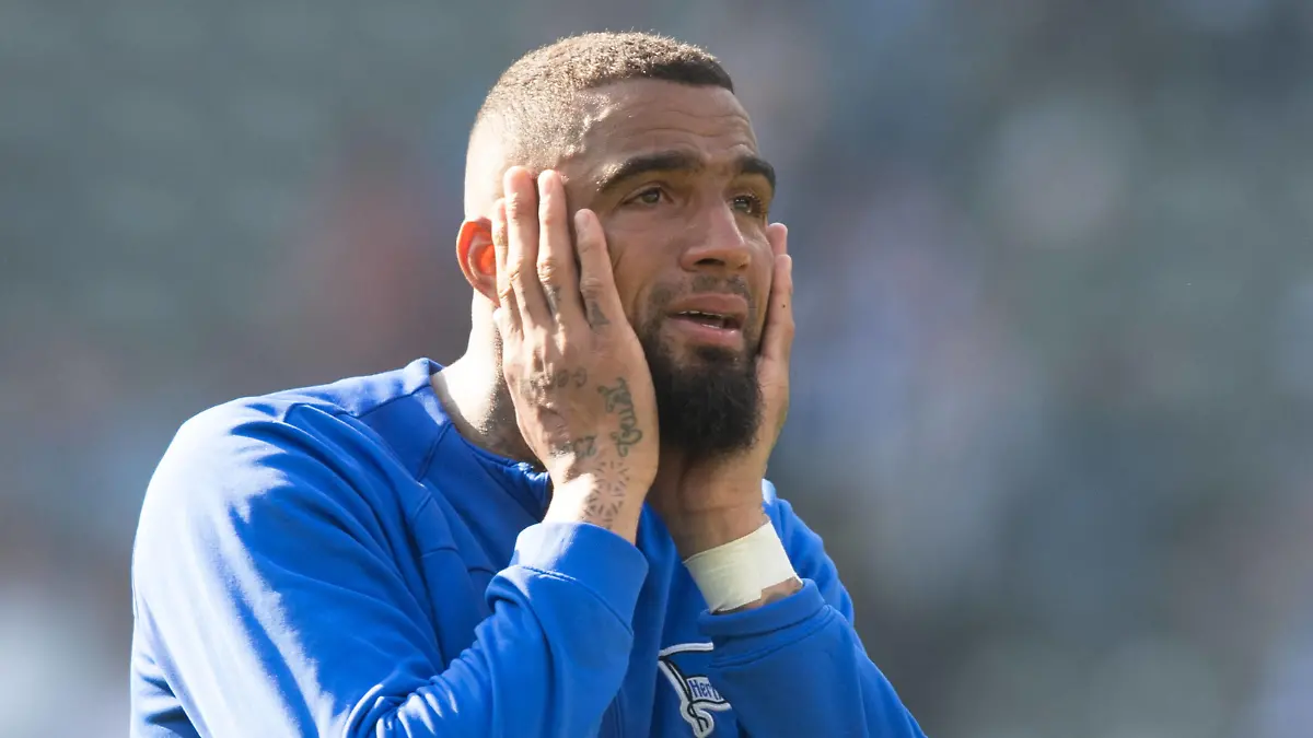Fussball, Herren, Saison 2022/2023, 1. Bundesliga 33. Spieltag, Hertha BSC - VfL Bochum, Kevin Prince Boateng Hertha BSC nach Abpfiff mit Tränen in den Augen, 20.05. 2023, *** Football, men, season 2022 2023, 1 Bundesliga 33 matchday , Hertha BSC VfL Bochum, Kevin Prince Boateng Hertha BSC after the final whistle with tears in his eyes, 20 05 2023, Copyright: xSebastianxRäppold/MatthiasxKochx